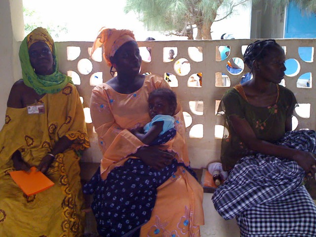 Patientinnen, die im Health Centre der...n Manduar auf ihre Behandlung warten.   | Foto: Privat