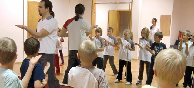 Sven Moosmann trainiert Kinder in Sachen Selbstbehauptung und -verteidigung.   | Foto: Sandra Lber