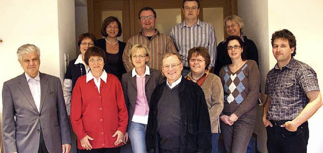 Zum Gruppenfoto versammelten sich die ...) und Pfarrer Josef Moosmann (Mitte).   | Foto: meike zorn