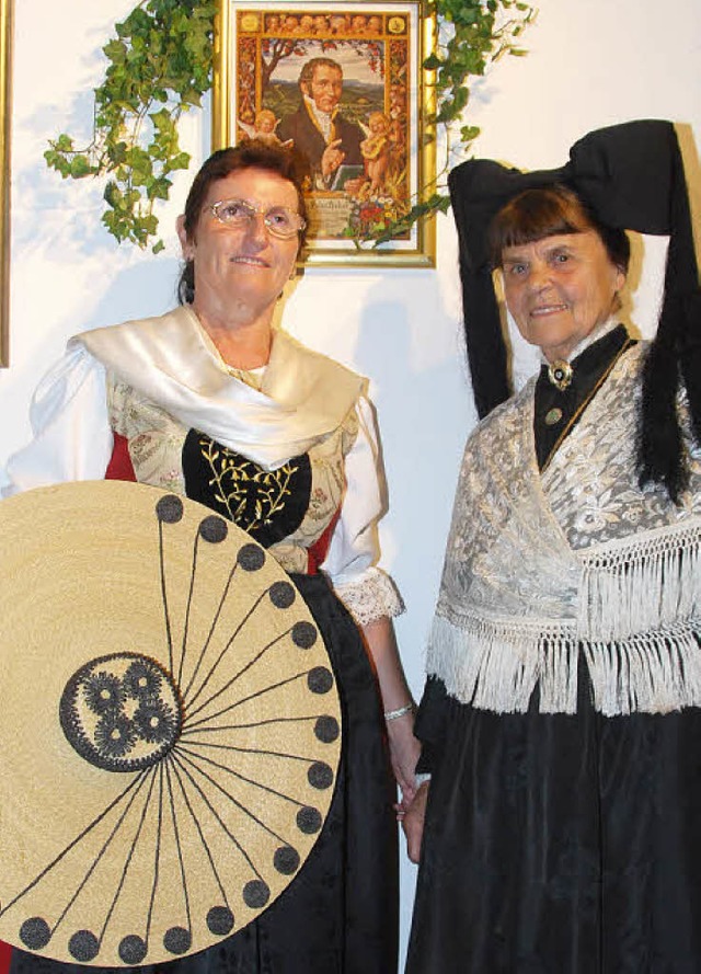 Paula Rttele (rechts) und Helga Bauer mit Markgrfler Tracht und Schiehut   | Foto: Sedlak