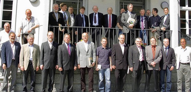 Die Jubilare der Firma Zahoransky nach der Ehrung vor dem Todtnauer Rathaus.   | Foto: Ulrike Jger