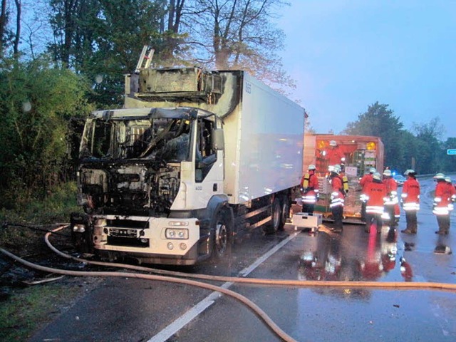 Ausgebrannt ist am Dienstagmorgen bei Kleinkems dieser Lebensmittel-Transporter.  | Foto: Feuerwehr