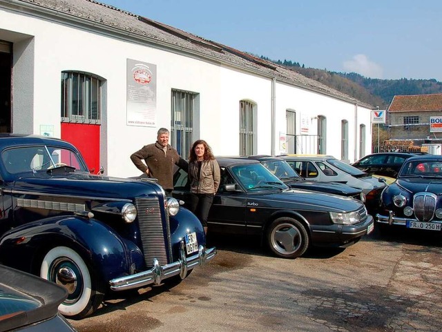 Tanja und Ingo Holm mit von ihnen restaurierten Fahrzeugen vor der Werkstatt.  | Foto: Sylvia Timm