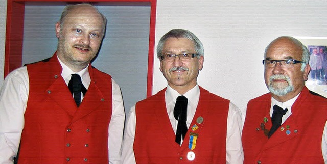 Brgermeister Enrico Penthin (links) u...z (rechts)  ehrten Fritz  Dellenbach.   | Foto: Otto Selb