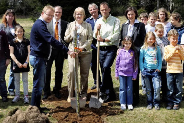 Thomas Drflinger pflanzte bei der Hc...nd- und Hauptschule  einen Apfelbaum.   | Foto: Stefan Pichler