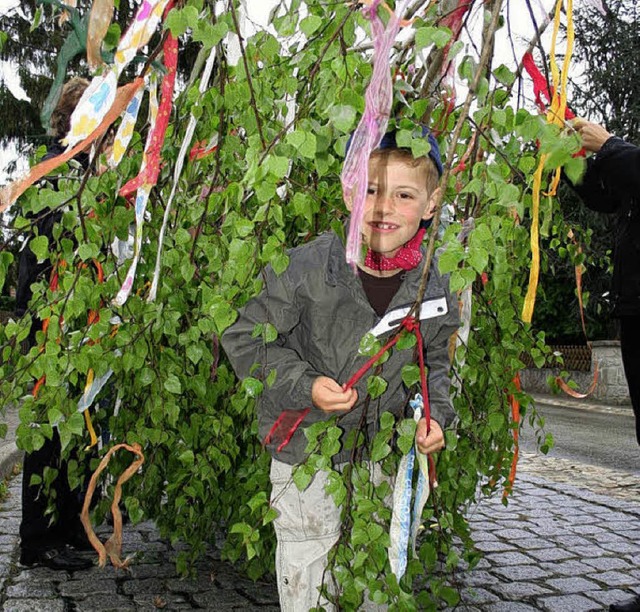 Unser Maibaum soll schner werden: Die...chstetten mit Eifer und Konzentration.  | Foto: Bianka Pscheidl