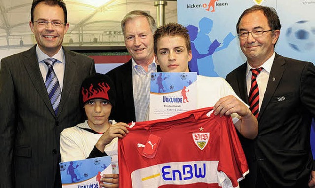 Staatssekretr Georg Wacker, VfB-Prsi...ndon Badalli und Sohaib Sebai aus Weil  | Foto: BZ