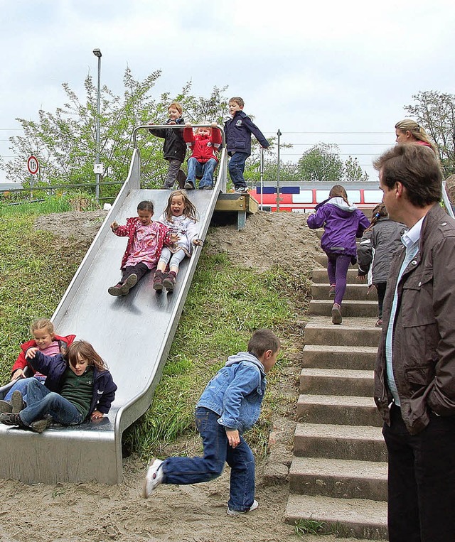 Kinder des Meerwein Kinderhause bei de...weihung der Hanrutsche im Goethe-Park.  | Foto: Alexander Jauch