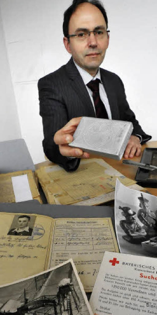 Militrarchivleiter Michael Steidel vor Dokumenten aus dem Krieg  | Foto: michael bamberger