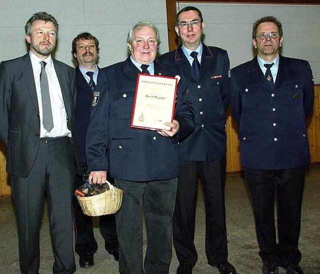 Horst Wagner wurde bei der Feuerwehr K... Salg, und Kommandant Helmut Hcklin.   | Foto: Privat