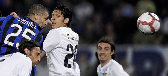 Drei Spieler von Lazio Rom hindern Int...uel nicht am erfolgreichen Kopfball.    | Foto: afp