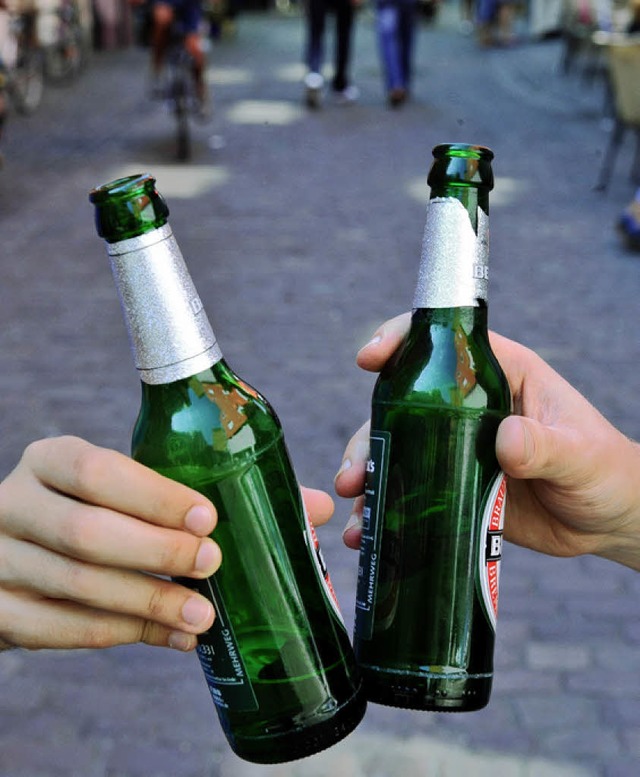 Biertrinken  auf der Strae &#8211; zum Verbot fehlt noch das Gesetz.   | Foto: dpa