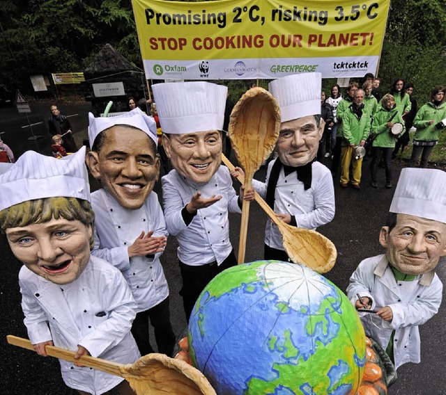 Greenpeace-Aktivisten demonstrieren als Politiker verkleidet in Knigswinter.   | Foto: ddp