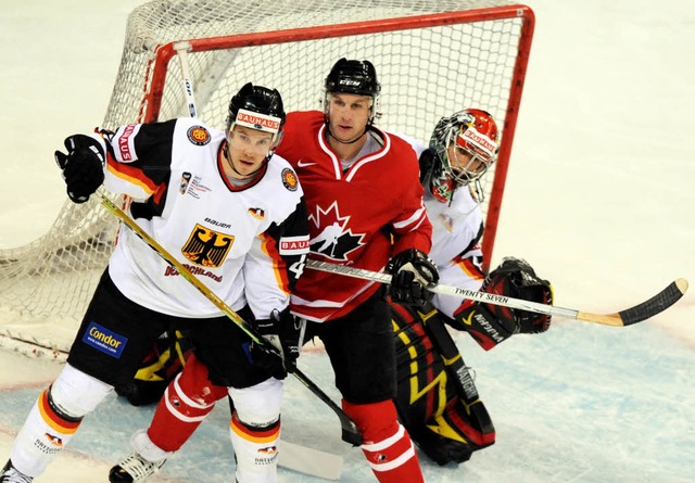 Eishockey Lnderspiel: Matthew Duchene...Sicht. Philip Gogulla  verteidigt mit.  | Foto: dpa