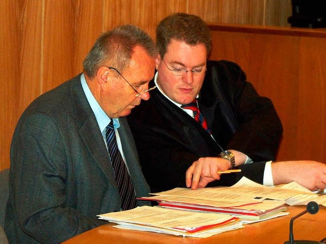 Horst Wimmer (links) und sein Verteidi...st 2008 vor dem Landgericht Offenburg.  | Foto: hr