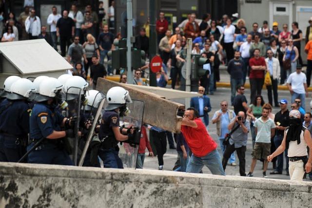 Proteste gegen Sparprogramm – Tote in Athen