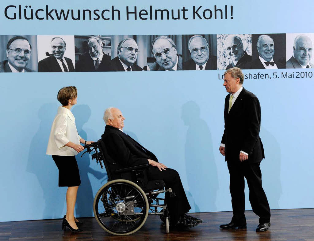 Begleitet von Bundesprsident Horst Khler (rechts) wird Helmut Kohl von seiner Ehefrau Maike Kohl-Richter in den Saal begleitet.