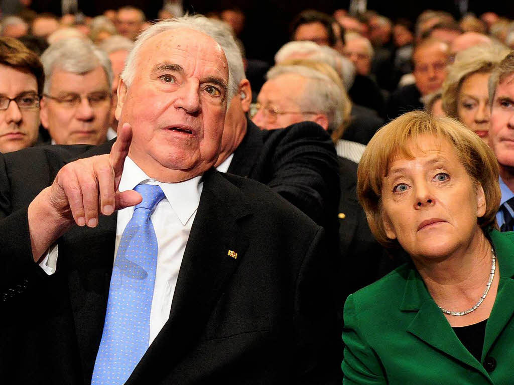 Fingerzeig: Helmut Kohl und Angela Merkel
