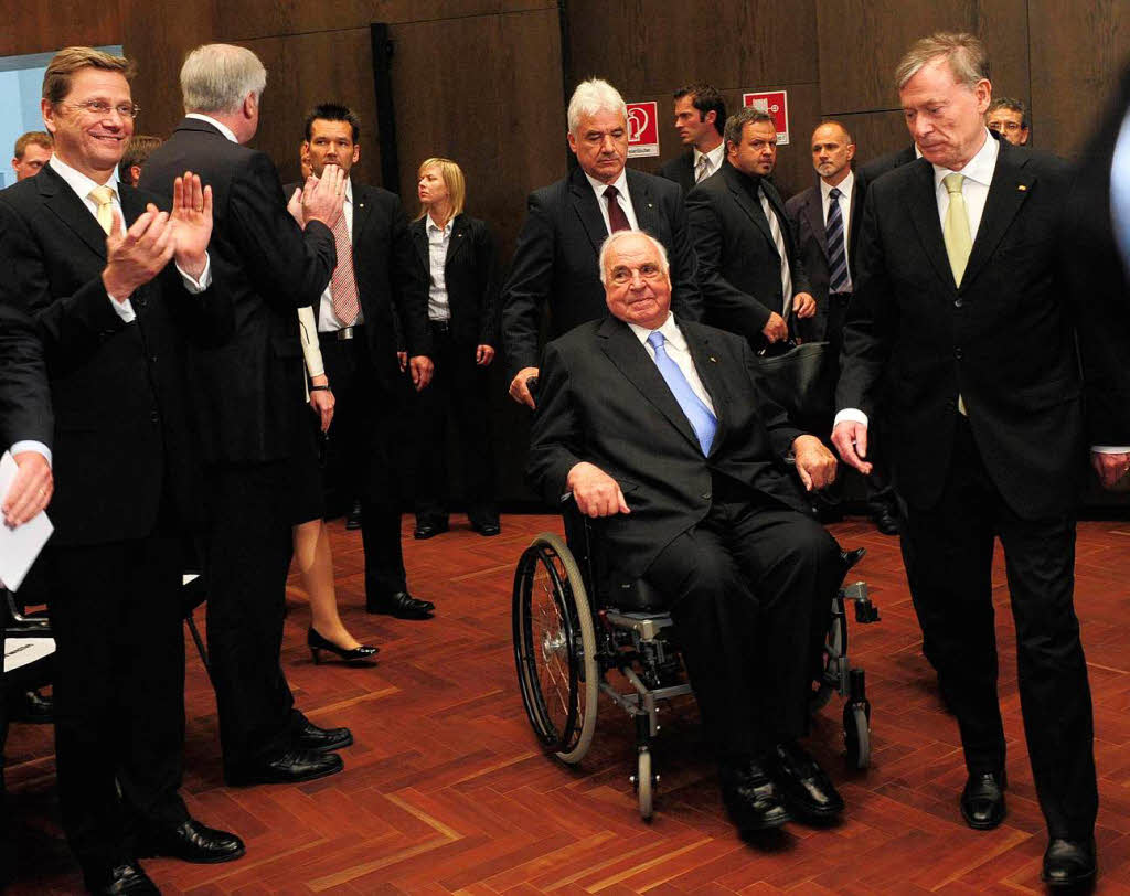 Guido Westerwelle (links) applaudiert dem Alt-Bundeskanzler.