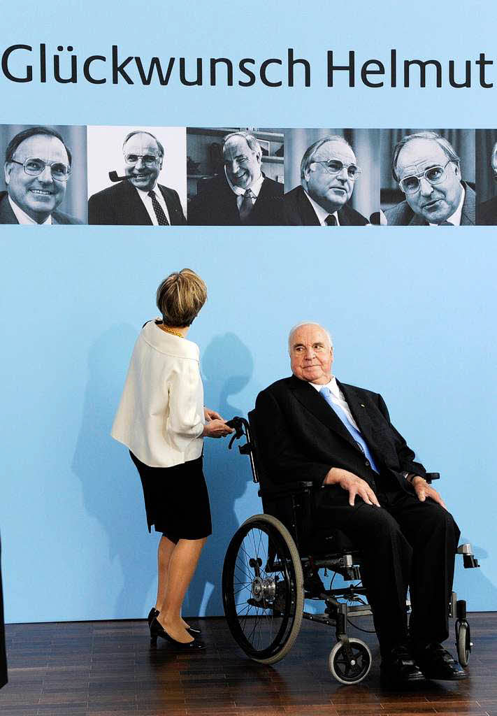 Kohl vor Portrts aus seinem Leben.