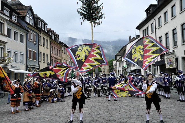 Schwarzenberger Herolde auf dem Marktplatz Waldkirch.   | Foto: Bleyer