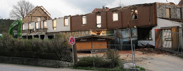 Die Sternen-Garage verschwindet aus dem Schluchseer Ortsbild, der Abriss luft.   | Foto: Roswitha Klaiber