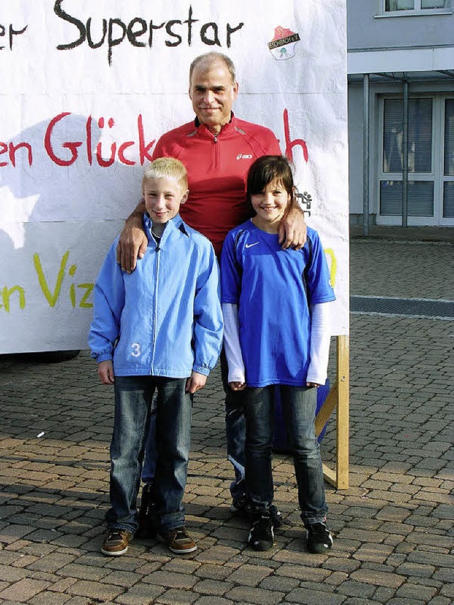 Samira Joos (rechts) und Tim Scherer s...ich auch Jugendtrainer Thomas Vgtle.   | Foto: privat