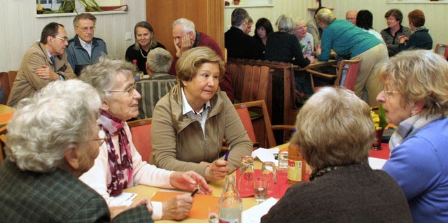 Gedankenaustausch: Ins Altenstble im ... fr die Seniorenarbeit zu entwickeln.  | Foto: Erika Sieberts