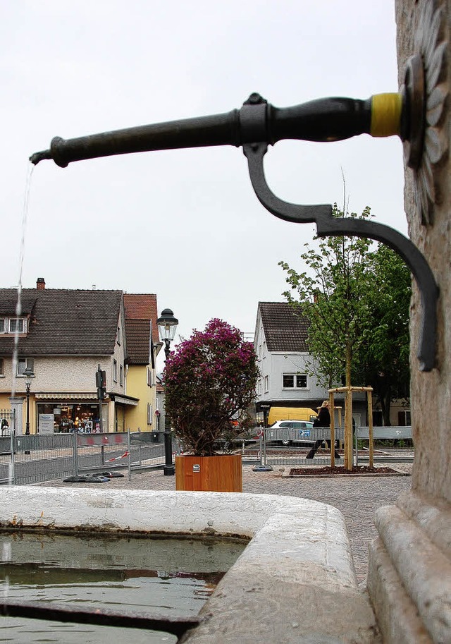 Der Brunnen vor dem Alten Spital wurde... Parkpltze wurden zur Seite gerckt.   | Foto: Andrea Drescher