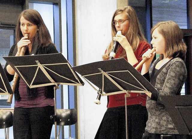 Drei Fltistinnen beim Konzert des Pro...wald in der Justus-von-Liebig-Schule    | Foto: Freudig