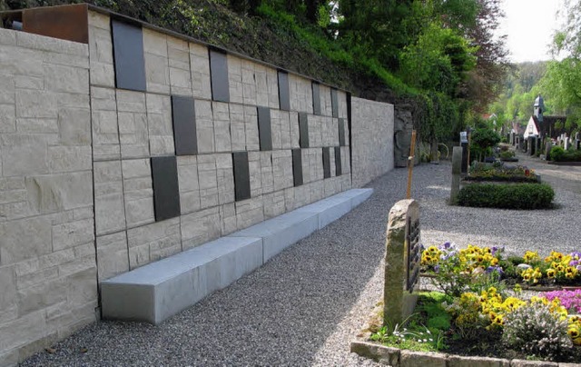 Sttzmauer mit integrierter Urnenwand auf dem Schliengener Friedhof  | Foto: Jutta Schtz