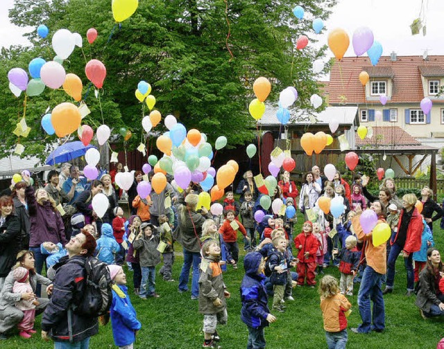 200 Luftballons mit guten Wnschen und...ten Tag im alten Kindergarten steigen.  | Foto: Claudia Warth