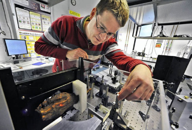 Markus Walther kalibriert den Scanner am Freiburger Materialforschungszentrum.   | Foto: Michael Bamberger