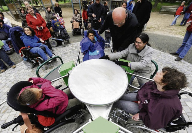 Mit oder ohne Rollstuhl? Egal  &#8211;...Karussell im Seepark ist fr alle da.   | Foto: ingo schneider