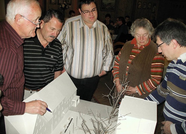 Groes Interesse bei der CDU-Versammlu...odell des umgestalteten Kirchplatzes.   | Foto: Maier