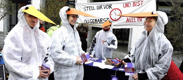 Hebammen im Storchenkostm: Sie lachen...rische Berufshaftpflichtversicherung.   | Foto: Ingo Schneider