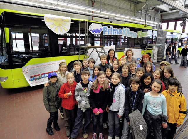 Die 4 b der Clara-Grunwald-Grundschule...Umweltbrgermeisterin Gerda Stuchlik.   | Foto: Ingo Schneider