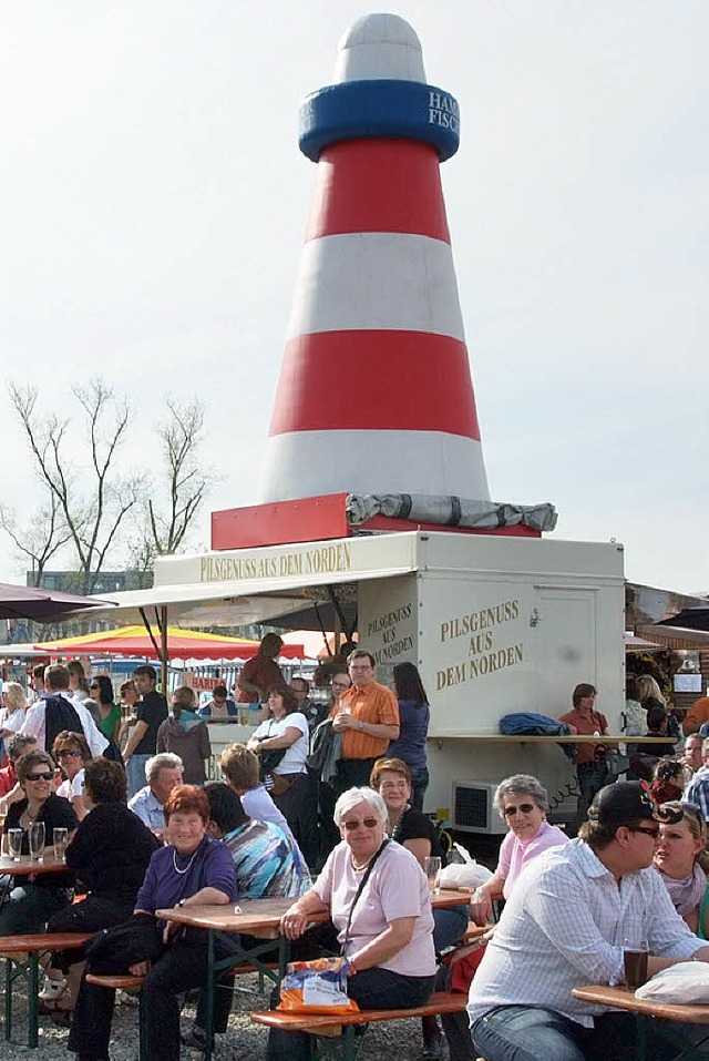 Unterm Leuchtturm ist gut feiern &#8211; auch weitab vom Meer.  | Foto: BZ