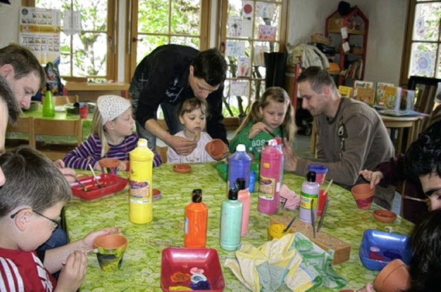 Gefallen finden Vter an der Mglichke...indern im Kindergarten zu verbringen.   | Foto: BZ