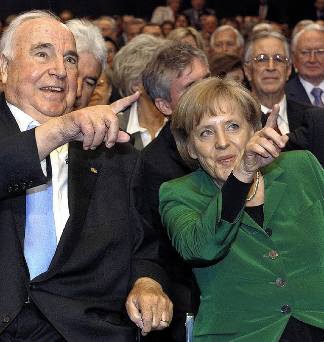 Altkanzler Helmut Kohl und seine Erbin, die Kanlerin  Angela Merkel  | Foto: dpa