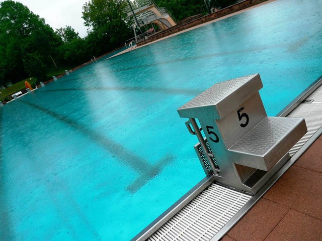 De Regen prasselt auf das 15 Grad kalt...im Schwimmerbecken des Terrassenbades.  | Foto: Christian Kramberg