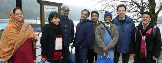 Die  indische Delegation mit Gstefhr...erte Dieter Schuster an der Promenade.  | Foto: peter stellmach