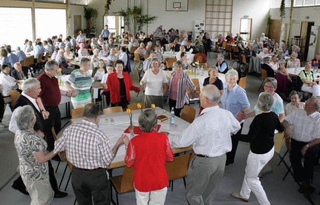 Aufforderung zum Tanzen: Beim Senioren...en sich die Gste nicnt lange bitten.   | Foto: barbara schmidt