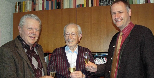 Engelbert Pfefferle (Mitte) gratuliert...hts) und Alt-Brgermeister Karl Ruch.   | Foto: Andrea Gallien