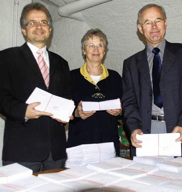 Machen die Spendenbriefe versandbereit...e Oertlin und Pfarrer Alfred Klassen.   | Foto: Ralf Staub