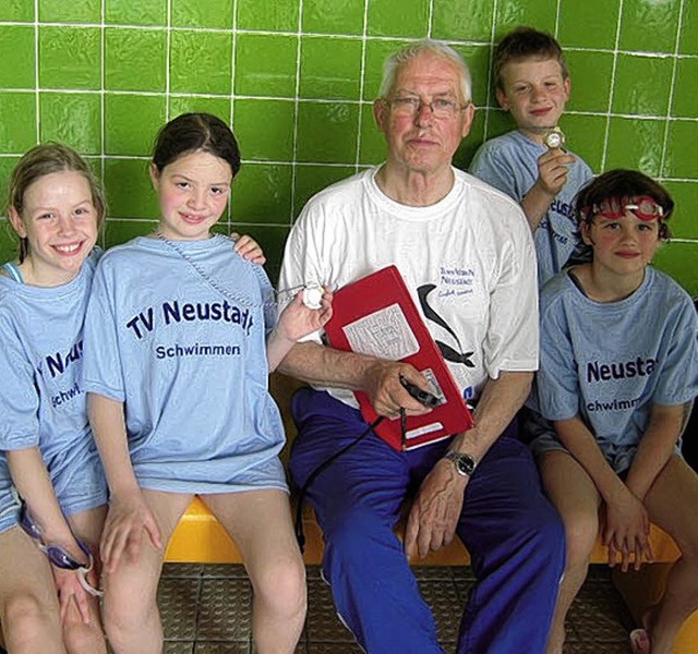 Stolze Schwimmer:  (von links) Jessica...Thieme, Marc Winkle, Alisa Sneberger.   | Foto: schlenker