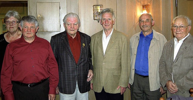 Ehrungen bei der VdK-Ortsgruppe Zell (...sowie Heinz Grether vom Kreisverband.   | Foto: Paul Berger