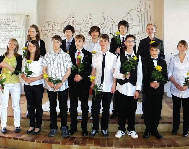 Konfirmation in Todtnau: (hinten v.lin...illo, Thomas Metzler, Sabrina Burger.   | Foto: Privat