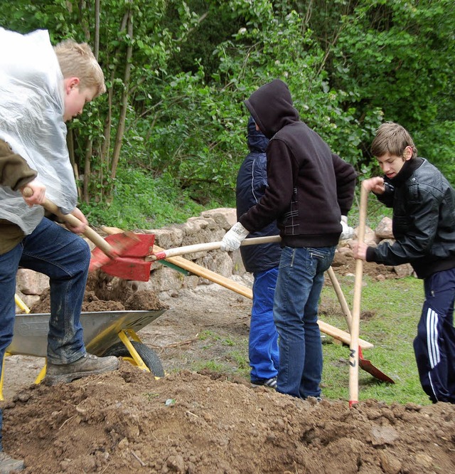Schaufel und Schubkarre haben Ettenhei... helfen beim Aufbau des Naturzentrums.  | Foto: FI
