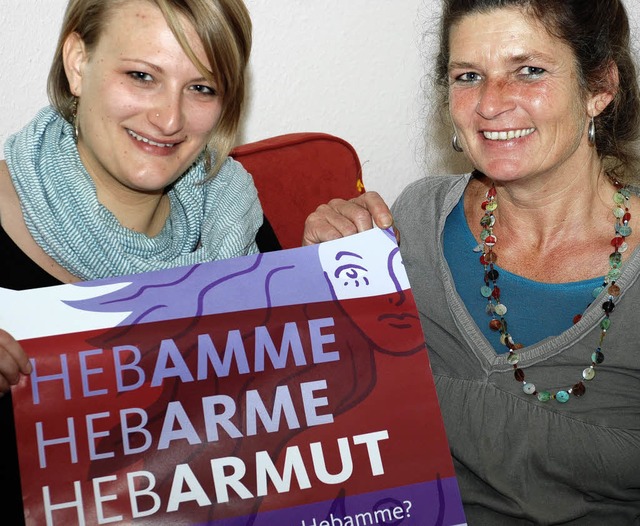 Theresa Schley (links) und Gabi Walter...riedenstrae mit einem Protestplakat.   | Foto: Siefke